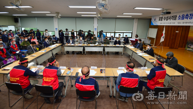 포항 수성사격장 소음측정 결과 주민 설명회에서 주민대표단과 국방부, 포항시 관계자 등이 국민권익위로 부터 측정 데이터에 대한 보고를 받은 후 서로 의견을 나누고 있다. 매일신문DB