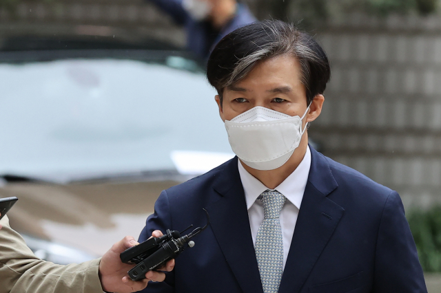 조국 전 법무부 장관의 명예를 훼손한 혐의로 재판에 넘겨진 인터넷 언론사 기자가 무죄를 선고받았다. 조전 장관이 8일 오전 서울 서초구 서울중앙지법에서 열린 1심 속행 공판에 출석하기 위해 법정으로 향하고 있다. 연합뉴스