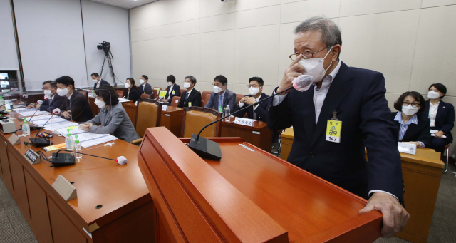 홍원식 남양유업 회장이 8일 오후 서울 여의도 국회에서 열린 보건복지위원회의 식품의약품안전처 등에 대한 국정감사에 증인으로 출석, 의원 질문에 답하고 있다. 연합뉴스