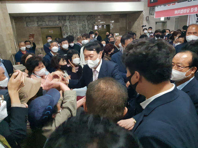 윤석열 국민의힘 대선 경선 예비후보가 8일 오후 3시 40분쯤 상주문경 당협사무실에 도착하자 지지자들의 열렬한 환영을 받고 있다. 고도현 기자