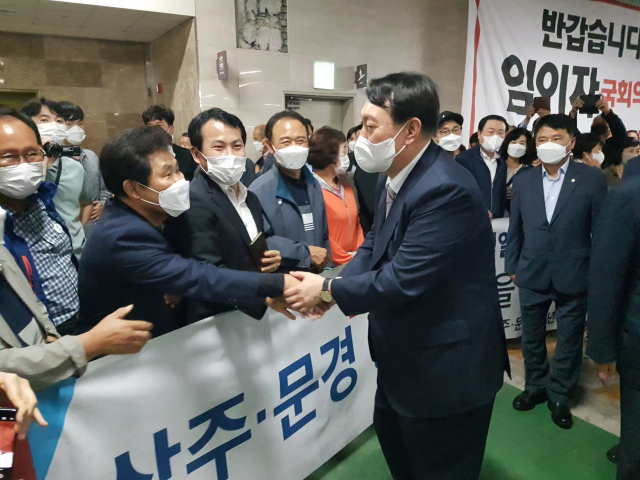 윤석열 국민의힘 대선 경선 예비후보가 8일 오후 3시 40분쯤 상주문경 당협사무실에 도착, 지지자들의 열렬한 환영을 받고 있다. 고도현 기자