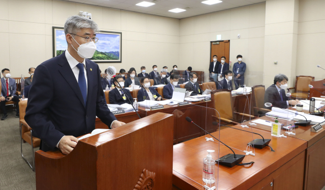 박광석 기상청장이 8일 오전 서울 여의도 국회에서 열린 환경노동위원회의 기상청에 대한 국정감사에 출석, 업무보고를 하고 있다. 연합뉴스