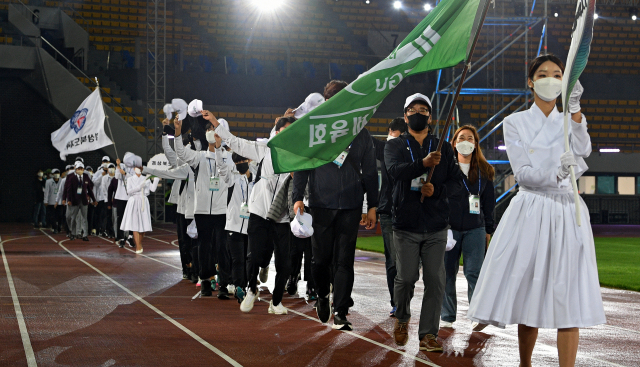 8일 오후 경북 구미 시민운동장에서 열린 제102회 전국체육대회 개막식에서 대구 선수단과 경북 선수단이 손을 흔들며 입장하고 있다. 김영진 기자 kyjmaeil@imaeil.com