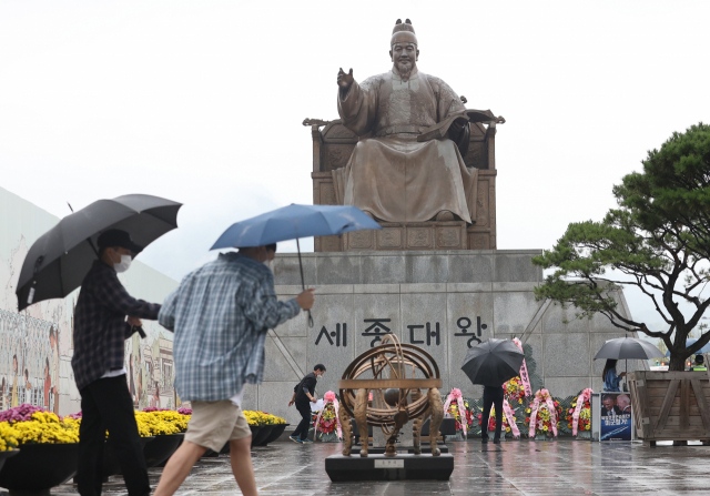 민주노총 조합원이 서울 광화문광장에서 세종대왕 동상에 현수막을 걸려다 경찰에 연행됐다. 사진은 서울 광화문 세종대왕 동상 모습. 연합뉴스