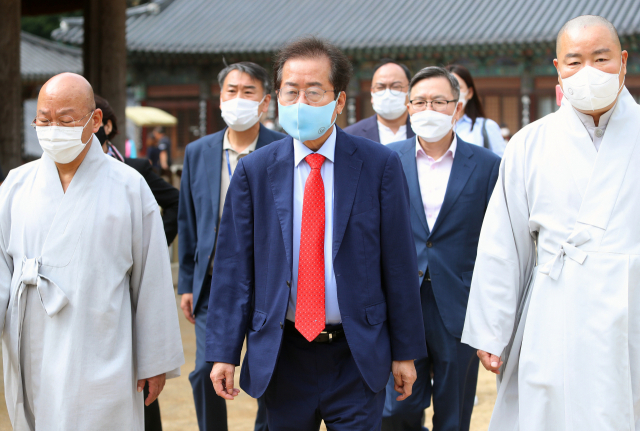 국민의힘 대권주자인 홍준표 의원이 9일 대구 팔공산 동화사를 찾아 경내를 살펴보고 있다. 연합뉴스
