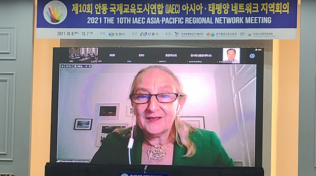 마리나 카날스 국제교육도시연합 사무총장이 줌 화상으로 국제교육도시연합 아시아·태평양 네트워크 지역회의를 축하하고 있다. 엄재진 기자