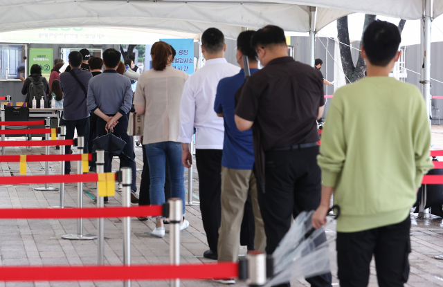 국내 신종 코로나바이러스 감염증(코로나19) 신규 확진자가 1천953명을 기록한 9일 오전 서울시청 앞 서울광장 임시선별검사소를 찾은 시민들이 검사를 위해 대기하고 있다. 연합뉴스