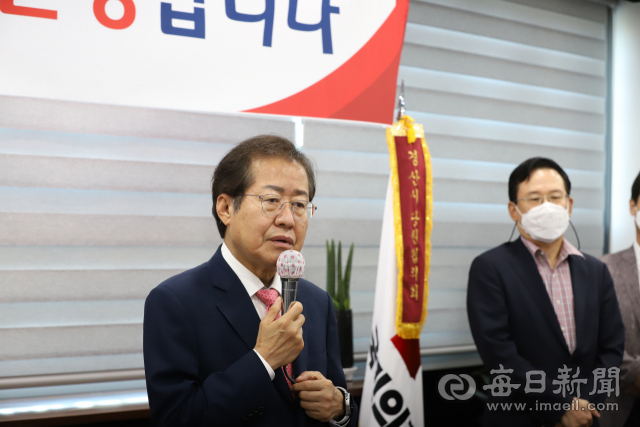 홍준표 국민의힘 대선 경선 예비후보가 10일 오전 국민의힘 경산당협 사무실에서 당원들에게 지지를 호소하고 있다. 김진만 기자