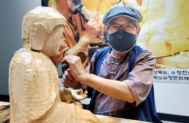 지난달 30일 경북 영천예술창작스튜디오에서 경북무형문화재 목조각장 조병현 씨가 전승회를 열고 시연을 하고 있다. 이통원 기자. tong@imaeil.com