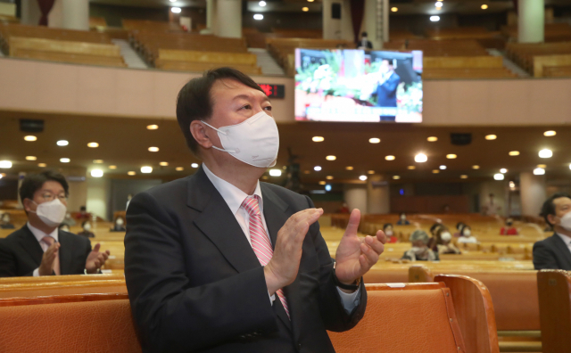 국민의힘 윤석열 대선 경선 예비후보가 10일 오전 서울 여의도 순복음교회 본당을 찾아 예배에 앞서 찬송하고 있다. 연합뉴스