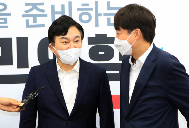국민의힘 원희룡 대선 경선 후보가 8일 오후 국회를 방문, 이준석 대표와 인사하고 있다. 연합뉴스
