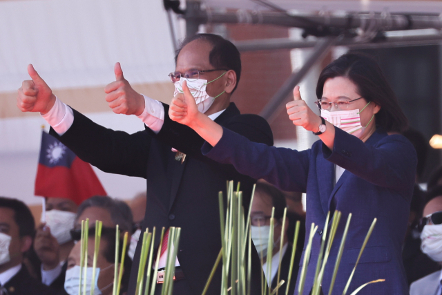차이잉원 대만 총통이 10일 타이베이에서 열린 쌍십절(건국기념일) 경축 행사장에서 엄지를 치켜올리고 있다. 연합뉴스