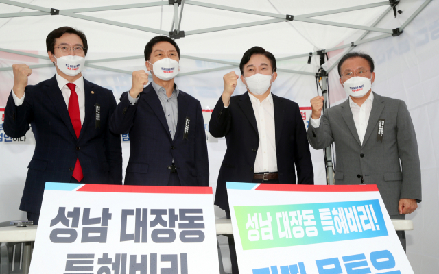 국민의힘 원희룡 대선 경선 후보가 8일 국회에 설치된 국민의힘 대장동게이트 특검추진 천막투쟁본부를 방문, 농성 중인 김기현 원내대표 등 의원들과 구호를 외치고 있다. 연합뉴스