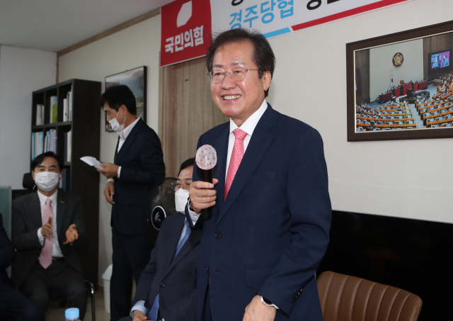 국민의힘 대권주자인 홍준표 의원이 10일 경북 경주시 당협을 찾은 자리에서 지역당원들과 간담회를 하고 있다. 연합뉴스