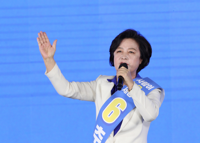더불어민주당 추미애 대선 경선 후보가 10일 오후 서울 송파구 SK올림픽핸드볼경기장에서 열린 제20대 대통령선거 후보자 선출을 위한 서울 합동연설회에서 정견발표를 하고 있다. 연합뉴스