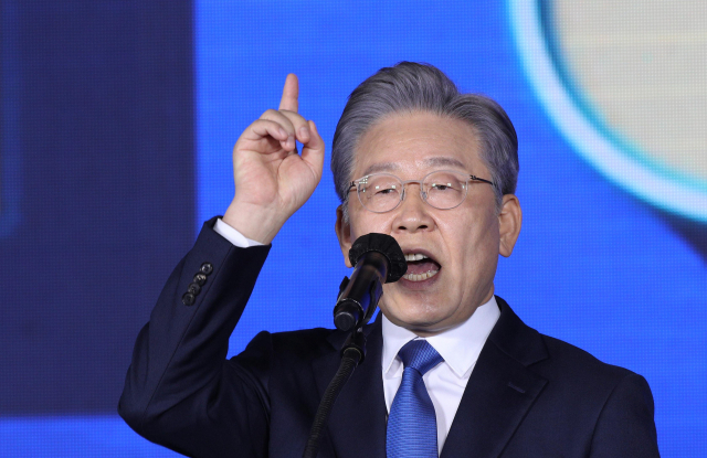 더불어민주당 제20대 대통령 후보에 선출된 이재명 경기도지사가 10일 오후 서울 송파구 올림픽공원 SK올림픽핸드볼경기장에서 열린 서울 합동연설회에서 수락연설을 하고 있다. 국회사진기자단