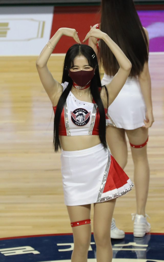 10년 만에 프로농구가 열린 10일 대구 북구 대구체육관에서 대구 한국가스공사 페가수스의 승리를 기원하는 응원전이 펼쳐지고 있다. 안성완 기자 asw0727@imaeil.com