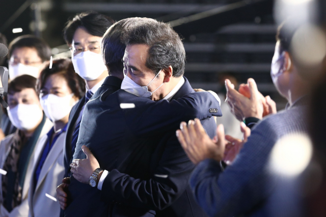 더불어민주당 제20대 대통령 후보에 선출된 이재명 경기도지사가 10일 오후 서울 송파구 올림픽공원 SK올림픽핸드볼경기장에서 열린 서울 합동연설회를 마치고 이낙연 경선 후보와 포옹하고 있다. 연합뉴스