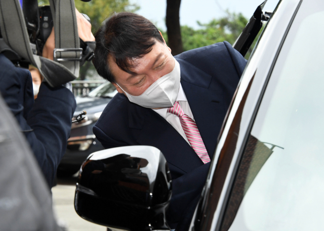국민의힘 윤석열 대선 경선 예비후보가 10일 오전 서울 여의도 순복음교회 본당을 찾아 예배와 이영훈 담임목사 예방을 마친 뒤 차량에 탑승하고 있다. 연합뉴스