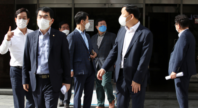 이낙연 캠프 공동선대위원장인 더불어민주당 설훈 의원과 소속 의원들이 11일 서울 여의도 캠프 사무실에서 열린 대선 후보 경선 무효표 처리 이의제기 관련 회의를 마치고 차량으로 이동하고 있다. 연합뉴스
