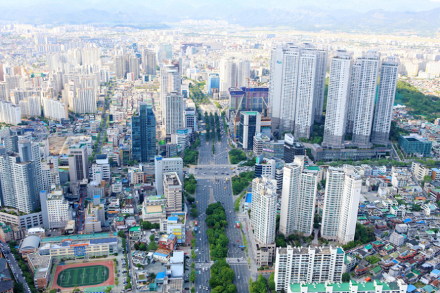 대구 고층 아파트가 즐비한 달구벌 대로. 매일신문DB