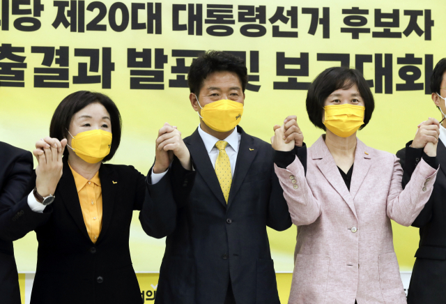정의당 대선 경선 결선에 진출한 심성정 의원(왼쪽)과 이정미 전 대표(오른쪽)가 6일 국회에서 열린
