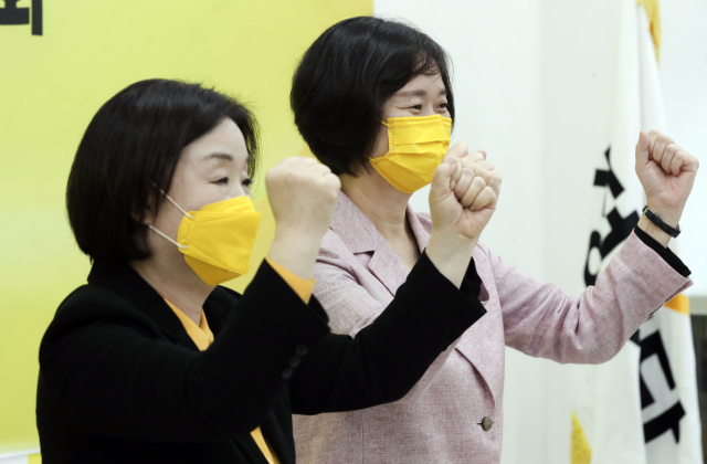 6일 오후 국회에서 열린 정의당 제20대 대통령선거 후보자 선출결과 발표 및 보고대회에서 대선 경선 결과 1, 2위를 차지한 심상정, 이정미 후보가 함께 손을 맞잡고 포즈를 취하고 있다. 정의당은 경선 결과 과반 득표를 넘은 후보가 없어 오는 12일 심상정, 이정미 후보의 결선 투표로 최종 후보를 선출한다. 연합뉴스