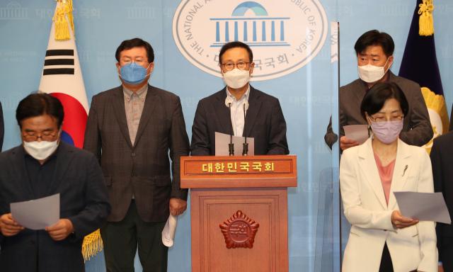 더불어민주당 이낙연 캠프 홍영표 공동선대위원장 등 캠프 의원들이 11일 국회 소통관에서 기자회견을 열고 