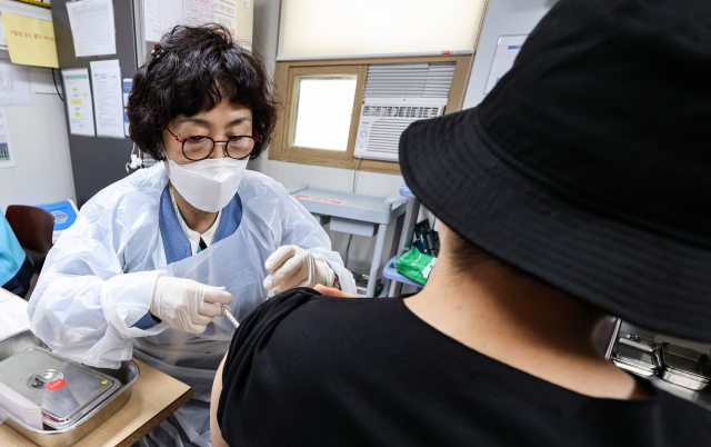 전 국민의 50%가 신종 코로나바이러스 감염증(코로나19) 백신 접종을 완료한 것으로 발표된 1일 오전 서울 양천구 홍익병원에서 시민이 모더나 백신을 접종받고 있다. 사진은 기사내용과 관련 없음. 연합뉴스