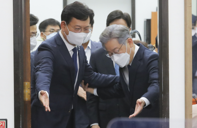 더불어민주당 제20대 대통령후보로 선출된 이재명 경기도지사와 송영길 대표가 11일 오후 서울 여의도 국회에서 열린 