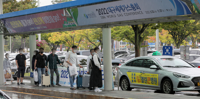 한글날 연휴 마지막 날인 11일 오후 대구국제공항에 제주도를 다녀온 여행객들이 택시를 타기 위해 이동하고 있다. 한국공항공사는 한글날 연휴 동안 15만 명 넘는 여행객이 제주도를 방문했을 것으로 예상했다. 안성완 기자 asw0727@imaeil.com