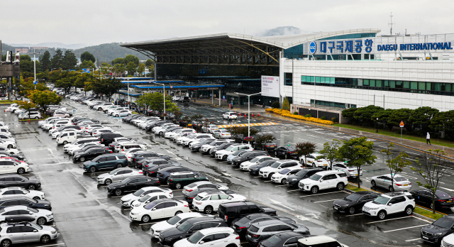 한글날 연휴 마지막 날인 11일 오후 대구국제공항 야외 주차장이 제주로 여행을 떠난 시민들의 차량들로 가득 차 있다. 한국공항공사는 한글날 연휴 동안 15만 명 넘는 여행객이 제주도를 방문했을 것으로 예상했다. 안성완 기자 asw0727@imaeil.com