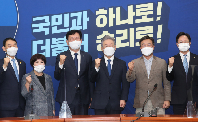 더불어민주당 송영길 대표와 제20대 대통령후보로 선출된 이재명 경기도지사가 11일 오후 서울 여의도 국회에서 열린 