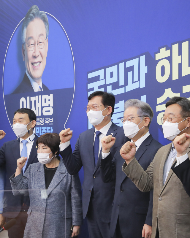 더불어민주당 송영길 대표와 제20대 대통령후보로 선출된 이재명 경기도지사가 11일 오후 서울 여의도 국회에서 열린 