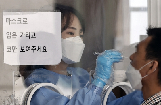 한글날 연휴 마지막 날인 11일 오전 서울역 광장 임시선별검사소에서 의료진이 검사소를 찾은 시민의 코로나 19 검사를 하고 있다. 연합뉴스