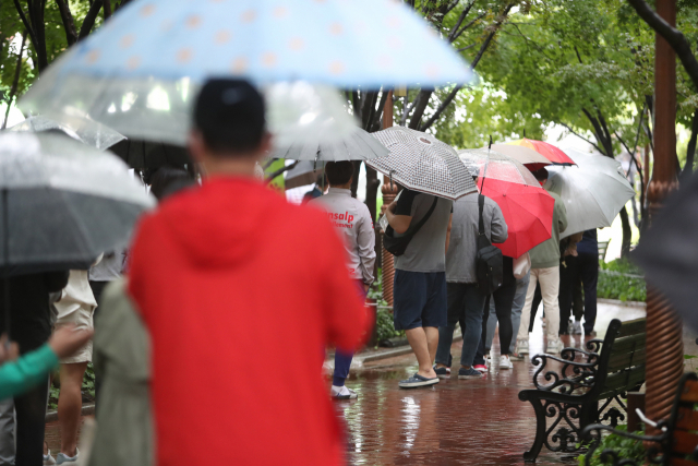 11일 대구 중구 국채보상운동 기념공원에 설치된 신종 코로나바이러스 감염증(코로나19) 임시선별검사소에서 시민들이 코로나19 진단검사를 기다리고 있다. 연합뉴스