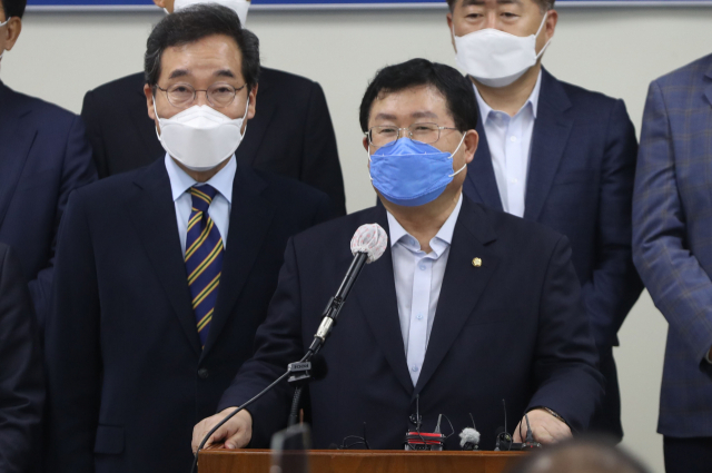 더불어민주당 이낙연 대선경선 후보 필연캠프 설훈 선대위원장이 23일 오전 경남 창원시 의창구 경남도의회에서 열린 