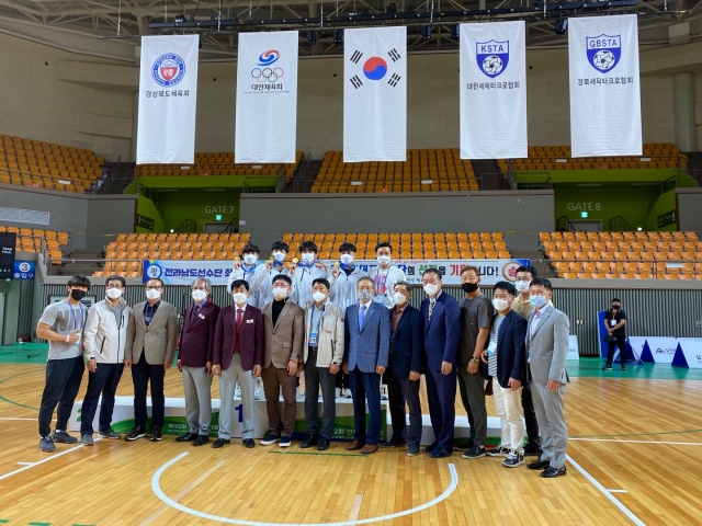 경북세팍타크로협회 소속 김천중앙고등학교와 영천 선화여자고등학교가 제102회 전국체전에서 사상 첫 동반 우승 쾌거를 올렸다. 사진은 경북세팍타크로협회 임원진과 선수들이 기념 촬영을 하고 있다. 경북세팍타크로협회 제공