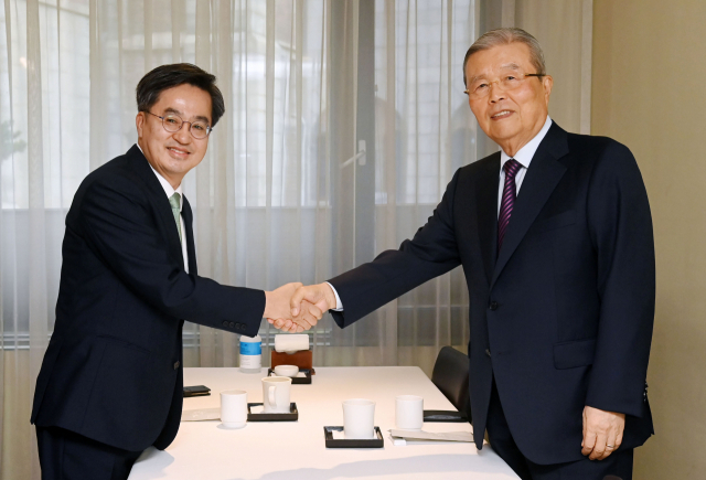 최근 대선 출마를 선언한 김동연 전 경제부총리와 김종인 전 국민의힘 비상대책위원장이 12일 오전 서울 중구 한 식당에서 조찬 회동에 앞서 악수하고 있다. 연합뉴스
