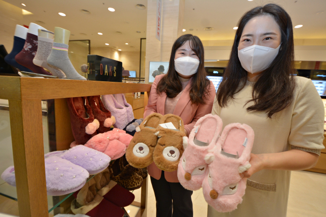 대구백화점 프라자점 1층 패션잡화 계절소품 매장에서 집과 사무실 등 실내에서 보온과 스타일을 한번에 잡을 수 있는 털 슬리퍼를 판매하고 있다. 1만5천원의 제품을 1만원에 할인 판매(재고 소진시까지)한다. 대구백화점 제공