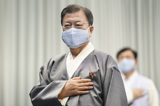 문재인 대통령은 12일 오전 청와대 여민관 영상회의실에서 열린 국무회의에 한복을 입고 참석했다. 이날 국무회의는 11일에 개막한 