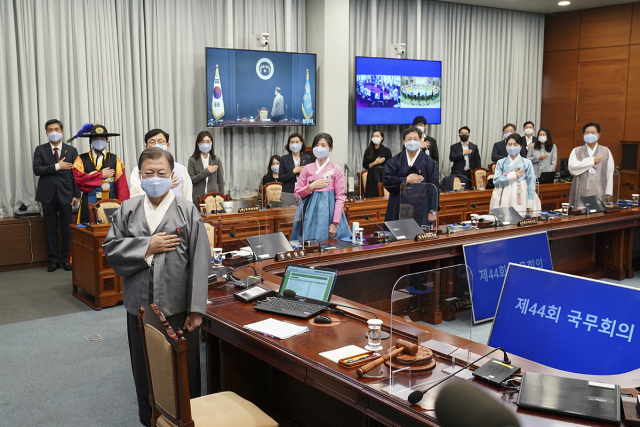 문재인 대통령은 12일 오전 청와대 여민관 영상회의실에서 열린 국무회의에 한복을 입고 참석했다. 이날 국무회의는 11일에 개막한 