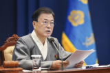 문재인 대통령은 12일 오전 청와대 여민관 영상회의실에서 열린 국무회의에 한복을 입고 참석했다. 이날 국무회의는 11일에 개막한 