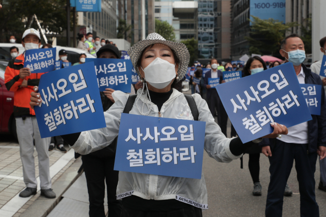 더불어민주당 이낙연 대선 경선 후보 지지자들이 대선 후보 경선 무표효 처리 이의제기와 관련해 11일 오후 서울 여의도 더불어민주당사 앞에서 집회를 하고 있다. 연합뉴스