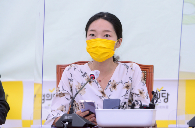 청년정의당 강민진 대표가 13일 오전 서울 여의도 국회에서 열린 대표단회의에서 발언하고 있다. 연합뉴스