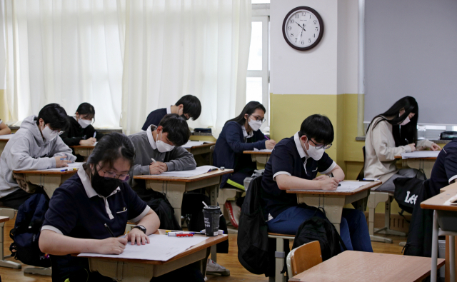 수능 전 마지막 모의고사 10월 전국연합학력평가가 열린 지난해 10월 12일 오전 대구 수성구 동문고등학교에서 고3 수험생들이 시험을 치르고 있다. 김영진 기자 kyjmaeil@imaeil.com
