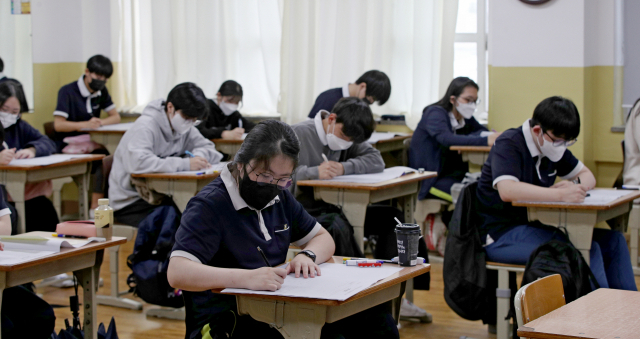 수능 전 마지막 모의고사 10월 전국연합학력평가가 열린 지난해 10월 12일 오전 대구 수성구 동문고등학교에서 고3 수험생들이 시험을 치르고 있다. 김영진 기자 kyjmaeil@imaeil.com