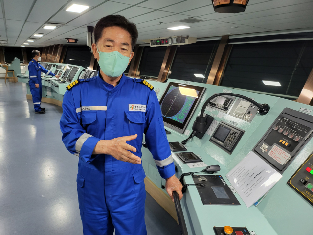 포항~울릉을 오가는 대형여객선 뉴시다오펄호 강흥만 선장이 9층 기관실에서 항로 등을 설명하고 있다. 김교성 기자