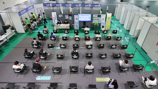 전체 인구 대비 신종 코로나바이러스 감염증(코로나19) 백신 접종 완료율이 55%를 넘어선 가운데 6일 하루 3만6천여명이 1차 접종을 했고, 51만여명이 접종을 완료했다. 7일 코로나19 예방접종대응추진단(추진단)에 따르면 전날 신규 1차 접종자는 3만6천770명, 접종 완료자는 51만161명 증가한 것으로 집계됐다. 이날 오전 서울 서대문구 북아현문화체육센터에 마련된 신종 코로나바이러스 감염증(코로나19) 백신 예방접종센터를 찾은 시민들이 백신 접종을 한 뒤 대기하고 있다. 연합뉴스