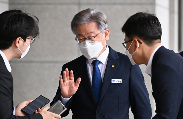 더불어민주당 제20대 대통령 후보로 선출된 이재명 경기도지사가 12일 오전 경기도 수원시 경기도의회에서 열린 제355회 임시회 제2차 본회의에 출석하기 위해 이동하고 있다. 연합뉴스